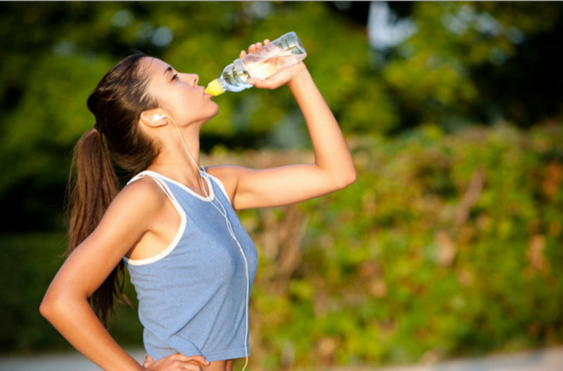uống đủ nước khi chạy bộ