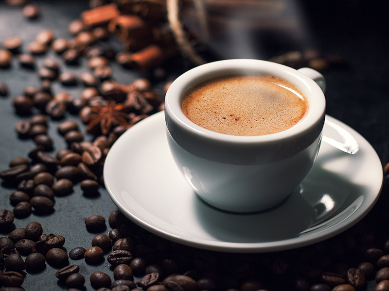 Cafein có trong cà phê giúp bạn tỉnh táo và tập trung hơn